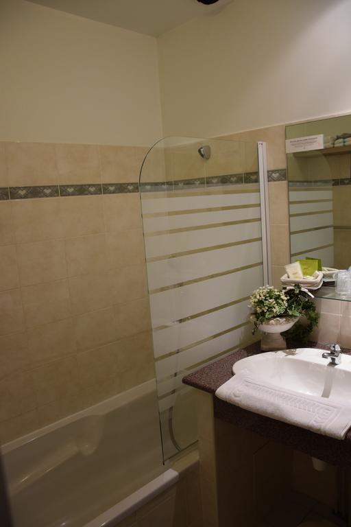 Le Petit Relais Hotell Calès Rum bild